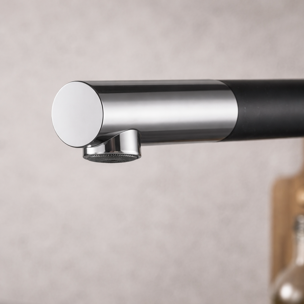 Close up на чучура на кухненски смесител Inter Ceramic ICF 718650 BLACK