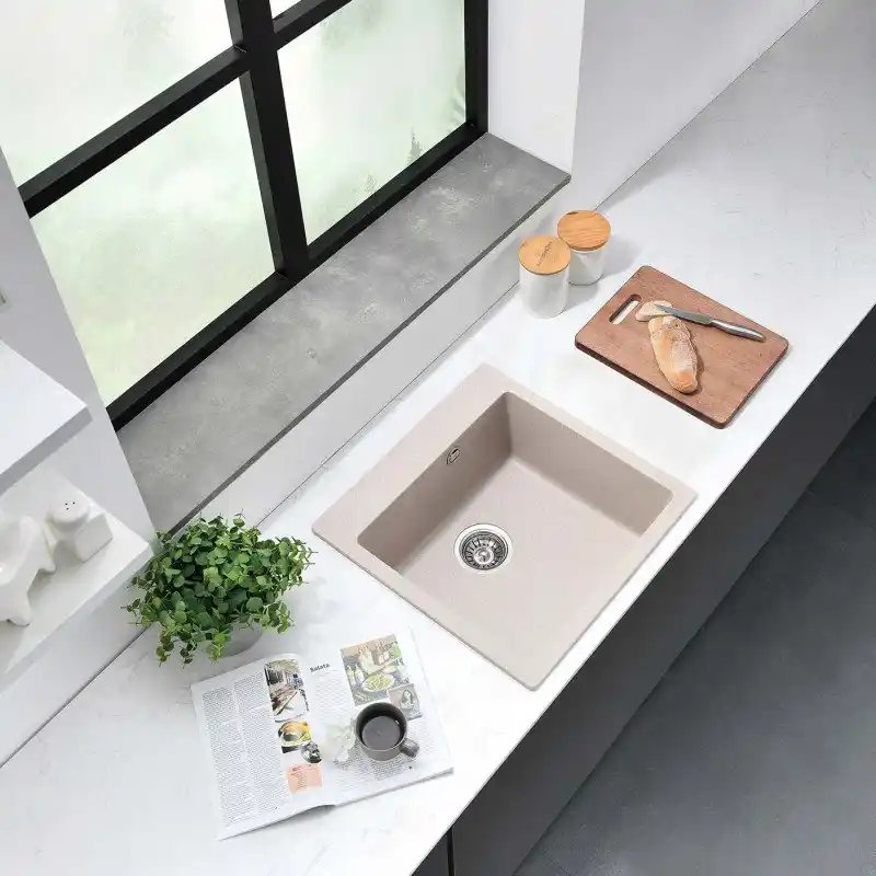 Интериорна снимка на пясъчна квадратна гранитна кухненска мивка Inter Ceramic ICGS 5050, монтирана върху бял кухненски плот