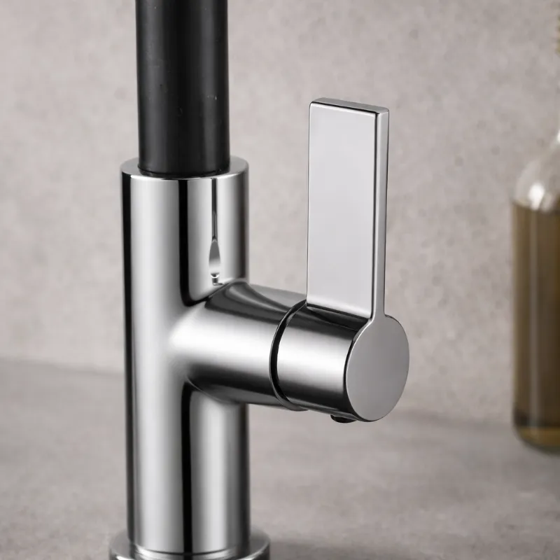 Close up на ръкохватката на кухненски смесител Inter Ceramic ICF 718650 BLACK